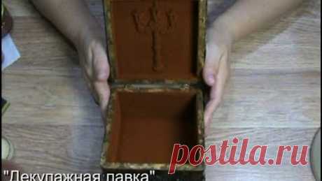 Внутренний декор шкатулки. Работа цветной пудрой с эффектом бархатной поверхности.