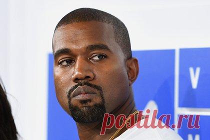 Внешность Канье Уэста после установки титановых протезов на зубы смутила фанатов. Американский рэпер Канье Уэст установил на зубы титановые импланты и смутил фанатов своей внешностью. Папарацци запечатлели исполнителя после процедуры в окружении своей жены Бьянки Цензори и комика Криса Рока. На размещенных фото он предстал в джинсах и оверсайз-куртке с капюшоном.