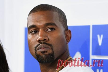 Внешность Канье Уэста после установки титановых протезов на зубы смутила фанатов. Американский рэпер Канье Уэст установил на зубы титановые импланты и смутил фанатов своей внешностью. Папарацци запечатлели исполнителя после процедуры в окружении своей жены Бьянки Цензори и комика Криса Рока. На размещенных фото он предстал в джинсах и оверсайз-куртке с капюшоном.