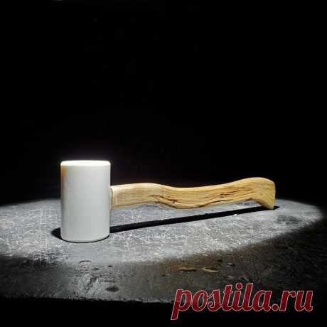 Делаем киянку из древесины и эпоксидной смолы В этой статье мастер-самодельщик расскажет нам, как сделать киянку из доступных материалов. Для ее изготовления были использованы следующие Инструменты и материалы:-Древесина;-Молоток;-Топор;-Стамеска;-Ножовка;-Рашпиль;-Тиски;-Шкант;-Маркер;-Труба ПВХ;-Зажигалка;-Латунная