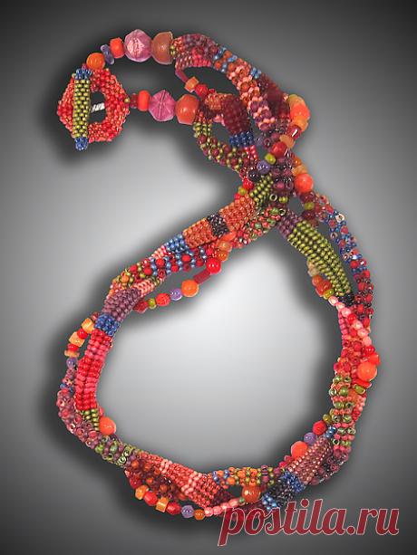 Ожерелье Twister из малины и манго от Julie Powell (ожерелье из бисера) | Хитрый Дом