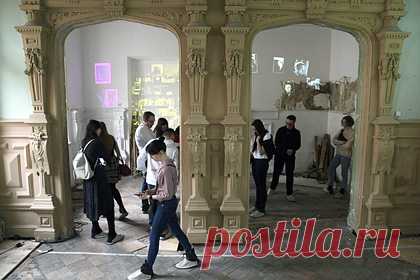 В расширенном Музее Иосифа Бродского будут наливать любимый виски поэта. Музей Иосифа Бродского «Полторы комнаты» будет расширен. Уточняется, что в музее, расположенном на первом этаже дома на углу Литейного и Пестеля, появится книжный магазин и небольшой бар, в котором будут подавать любимый виски поэта — Bushmills. В связи с расширением посетителям предложили стать патронами музея.