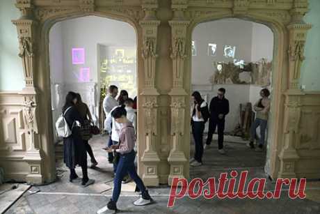 В расширенном Музее Иосифа Бродского будут наливать любимый виски поэта. Музей Иосифа Бродского «Полторы комнаты» будет расширен. Уточняется, что в музее, расположенном на первом этаже дома на углу Литейного и Пестеля, появится книжный магазин и небольшой бар, в котором будут подавать любимый виски поэта — Bushmills. В связи с расширением посетителям предложили стать патронами музея.