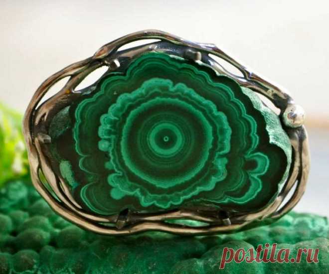 Какие камни зеленого цвета от черной магии? Каменная магия : изумруд, малахит, аметист, сапфир