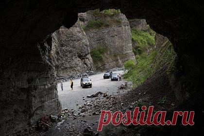 Восстановлена хронология схода ледника Колка и гибели Сергея Бодрова в 2002 году. Участники экспедиции, отправленной для спасения Сергея Бодрова-младшего, пропавшего при сходе ледника Колка в Северной Осетии, в беседах со спецкорреспондентом «Ленты.ру» восстановили хронологию гибели актера и его съемочной группы. По словам альпиниста Олега Рыжанова, сход ледника напоминал «мясорубку».