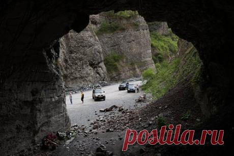 Восстановлена хронология схода ледника Колка и гибели Сергея Бодрова в 2002 году. Участники экспедиции, отправленной для спасения Сергея Бодрова-младшего, пропавшего при сходе ледника Колка в Северной Осетии, в беседах со спецкорреспондентом «Ленты.ру» восстановили хронологию гибели актера и его съемочной группы. По словам альпиниста Олега Рыжанова, сход ледника напоминал «мясорубку».