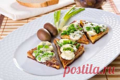 Тосты по-французски с сыром рокфор и зеленым луком