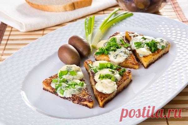 Тосты по-французски с сыром рокфор и зеленым луком