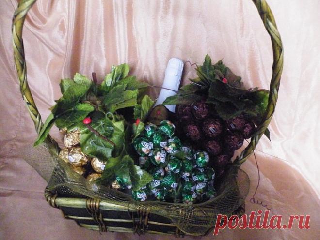 Виноградная гроздь из конфет