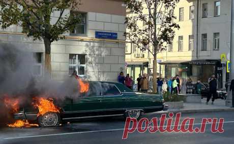 В центре Москвы загорелся редкий Cadillac. Напротив бизнес-центра Lotte Plaza на Смоленской площади в Москве загорелся автомобиль Cadillac Fleetwood Brougham, передает корреспондент РБК.
