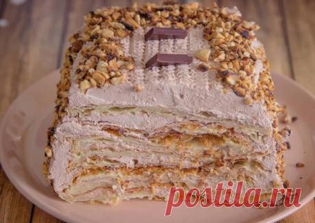 Слоенный торт с какао-кремом и арахисом

Ингредиенты
1 кг слоённое тесто
500 мл Сливки 30% и выше или шантипак
2 ч.л Ванилин
2 ст.л Какао
1 банка сгущенка
150-200 гр Арахис
Шоколад для украшения - по желанию

Как приготовить
Тесто делим на 4 части, раскатываем в одинаковые платы и выпекаем в разогретой до 200 градусов духовке до золотистого цвета.
Сливки взбиваем до плотной консистенции (шантипак держит плотность лучше), добавляем какао, ванилин, перемешиваем. Добавляем сг...