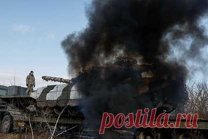 На Украине заметили уход поврежденной бронетехники ВСУ из Авдеевки. Бронетехника ВСУ начала покидать Авдеевку, сообщает «Страна». Издание опубликовало в своем Telegram-канале кадры, на которых видно, как два танка Т-72 едут по направлению из города. На обоих — следы повреждений. Одна бронемашина горит, на другой погнут противодроновый барьер.