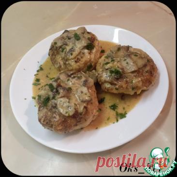 Котлеты в грибном соусе. Обалденно нежные котлетки в молочно-грибном соусе ну просто тают во рту. Не блюдо, а сказка. Девушки, обязательно забирайте на заметку, мужчины точно не останутся равнодушными, а у вас появится "секретное оружие" к сердцу любимого человека.