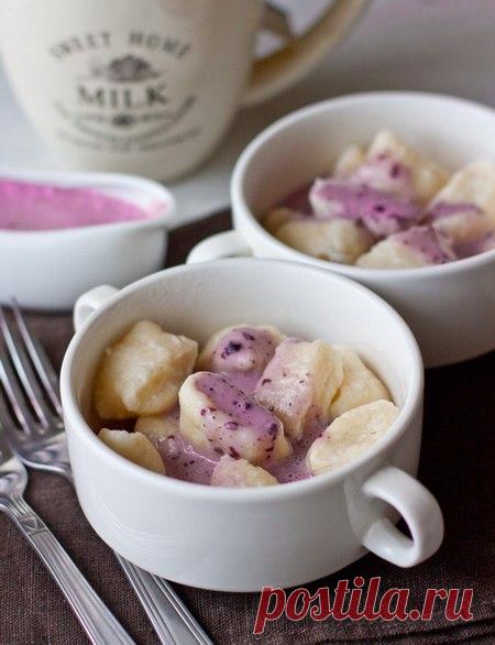 Диетические ленивые вареники 

(Около 250 ккал. на одну порцию) 

Ингредиенты (на 2 порции): 

Пачка обезжиренного творога 
1 яйцо 
Сахар по вкусу 
4-6 столовых ложек геркулеса 

Приготовление: 

Творог смешать с яйцом и сахаром, потом добавить 4-6 ст. ложек геркулеса (вместо муки) и все перемешать до той консистенции, чтобы можно было вылепить небольшие шарики. Воду довести до кипения и бросить в нее шарики, варить 1-2 минуты. Подавать обязательно с маложирной сметаной или вареньем.