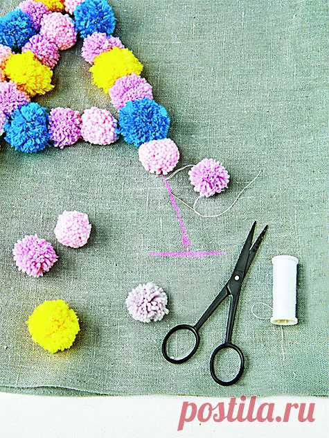 Подушка с помпонами: красиво и оригинально – Lisa.ru