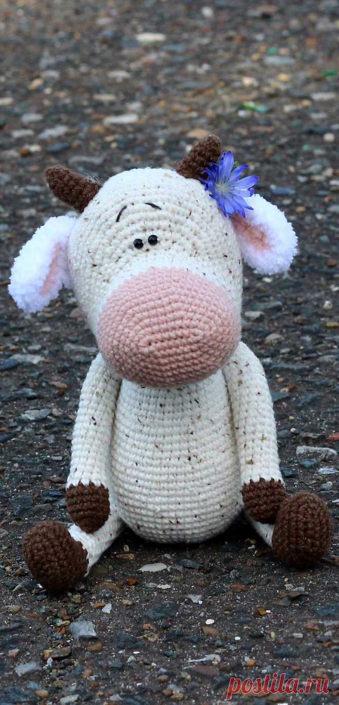 PDF Корова Милка крючком. FREE crochet pattern; Аmigurumi doll patterns. Амигуруми схемы и описания на русском. Вязаные игрушки и поделки своими руками #amimore - корова, коровка, телёнок, бык, бычок, cow, bull, vaca, mucca, Kuh, krowa, inek, lehmä, vache, kráva, lehm. Amigurumi doll pattern free; amigurumi patterns; amigurumi crochet; amigurumi crochet patterns; amigurumi patterns free; amigurumi today.