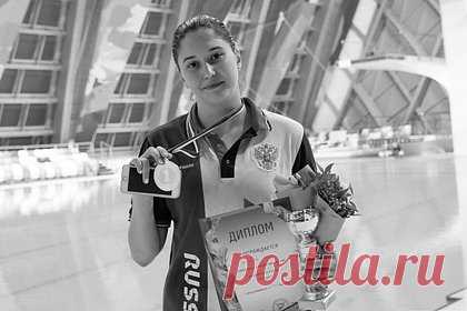 Российская спортсменка-чемпионка погибла в 23 года. Чемпионка России по хай-дайвингу Лейла Салямова скончалась в возрасте 23 лет. Спортсменка погибла в автокатастрофе. ДТП произошло в Карелии на 163-м километре автодороги Сортавала. Президент Российской федерации прыжков в воду Станислав Дружинин выразил соболезнования семье Салямовой.