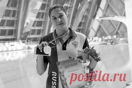 Российская спортсменка-чемпионка погибла в 23 года. Чемпионка России по хай-дайвингу Лейла Салямова скончалась в возрасте 23 лет. Спортсменка погибла в автокатастрофе. ДТП произошло в Карелии на 163-м километре автодороги Сортавала. Президент Российской федерации прыжков в воду Станислав Дружинин выразил соболезнования семье Салямовой.