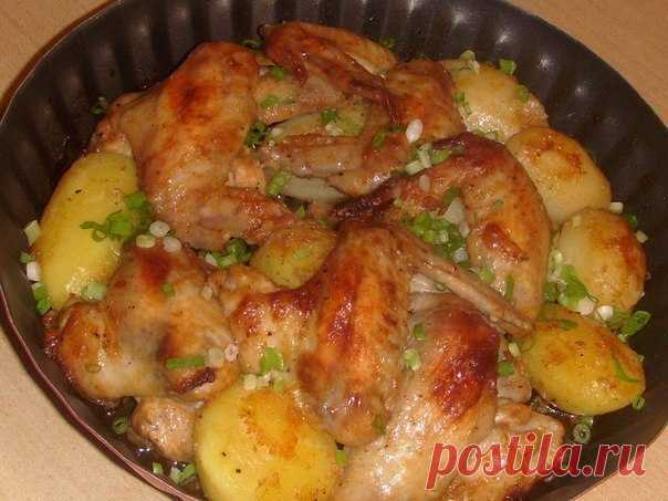 Крылышки с картошкой 

Ингредиенты: 
- 800 грамм крылышек 
- 500 грамм картофеля 
Маринад: 
- 1 столовая ложка майонеза 
- 0.5 чайной ложки горчицы 
- 1 столовая ложка соевого соуса 
- Соль 
- перец 
- немного карри 
- чеснок 

Приготовление: 
1. Приготовить маринад. 
2. Картофель и крылышки уложить в маринад и мариновать часа три. 
3. Уложить в смазанную форму и запекать запекать при температуре 220 градусов минут 40. 
Приятного аппетита!