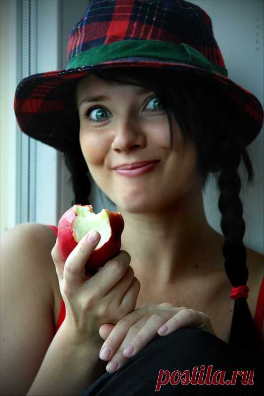 Вроде не шестнадцать...повзрослеть бы надо,
Только захотелось вдруг и всем назло,
Написать в подъезде, на стене помадой -
"Да пошло всё на фиг!"...подпись и число...