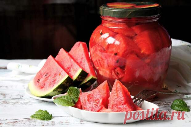 Арбузы в банке на зиму - Вкусно с Любовью - медиаплатформа МирТесен Арбузы 1 кг Вода 400 мл Уксус 24 мл Сахар 1.2 стол.л. Соль 0.8 стол.л. Перец горошком 2 шт. Лавровый лист1 ПОШАГОВОЕ ПРИГОТОВЛЕНИЕ ШАГ 1: Как посолить арбузы в банках без стерилизации? Подготовьте все ингредиенты. Лучше всего это делать в августе, когда начинается основной сезон созревания