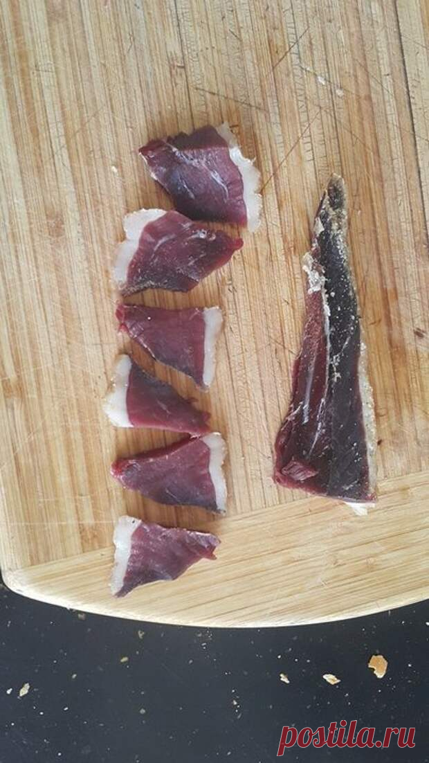 Как приготовить вяленого гуся 
Довольно необычное и очень вкусное лакомство, которое можно приготовить в домашних условиях
От автора:Берем гуся и разрезаем его вдоль кости по грудинке. Лучше, конечно взять несколько гусей, потому …