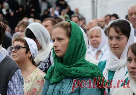 Всецело храни себя чистою, дева, не оскверняй пречистого Христова хитона. Пусть око твое будет целомудренно, язык девствен, ни ум, ни смех не блудодействуют, ноги не ходят бесчинно...Прекрасный цвет — румянец стыдливости; великое убранство — бледность; прекрасная ткань — увенчаться всеми добродетелями... умертви в себе, сколько можно, и то благообразие, какое имеешь, сияй же красотою души, которая находит для себя украшение в Боге.

Святитель Григорий Богослов