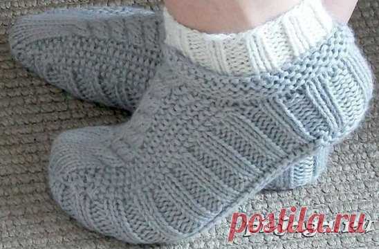 Носочки – следочки спицами
Описание: http://prjaga.ru/vyazanie-dlya-zhenshchin/noski-tapki/nosochki-sledochki-spicami