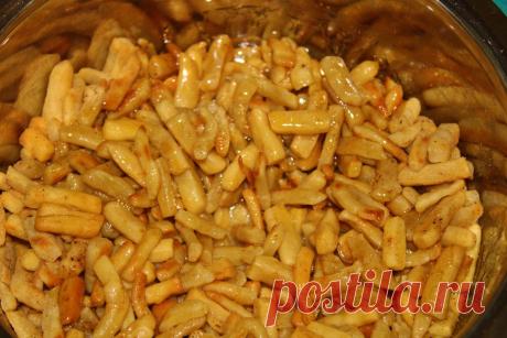 Старинное татарское лакомство чак-чак | Кухня СССР |Для теста ?: 2 пиалы муки (600 грамм), 1 яйцо, 100 грамм сметаны, 1 ст. л. сахарного песка, 0,5 ч. л. соли, 2 ст. л. сливочного масла (размягченного).&gt;&gt;&gt;Для сиропа: 1 пиала меда (350 грамм), 4 ст. л. сахарного песка.&gt;&gt;&gt;Для обжарки теста - топленое масло. Можно использовать сливочное масло, но учтите, что оно будет пениться и его потребуется много. Грамм 200-250