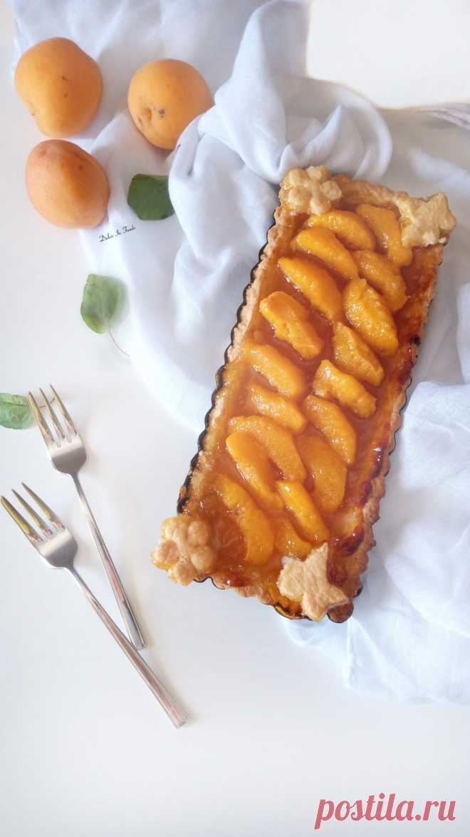 Crostata con albicocche fresche - Dulcis in Fundo Crostata con albicocche fresche Ci sono giorni che ti ritrovi a fare cose che non avevi assolutamente programmato, che un imprevisto sovverte completamente l’ordine delle cose e fa andare a monte gran parte dei tuoi progetti. Come questo mio primo giorno di luglio che mi ero ripromessa di fare mille mila cose ed invece ho fatto tutt’altro, come per esempio questa buonissima Crostata con albicocche fresche. Infondo il bello ...
