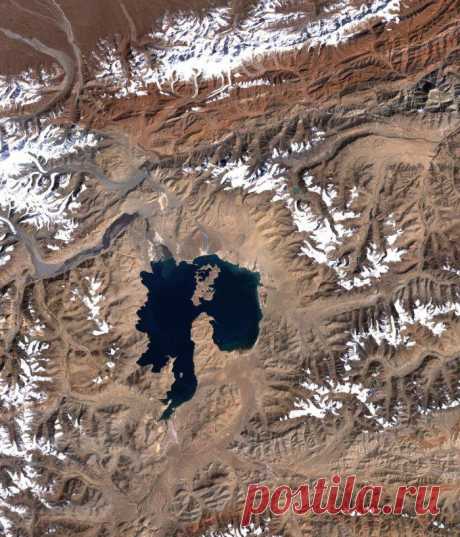 Каракуль, черное озеро / Туристический спутник