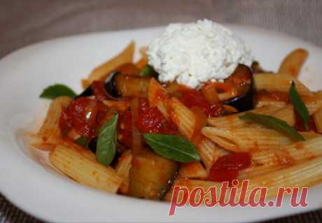 Паста с баклажанами на Вкусном Блоге Оригинальное итальянское название – Pasta alla Norma. По легенде, свое название это блюдо получило в честь оперы Винченцо Беллини “Норма”. Сочетание томатов и баклажана очень удачное. А если убрать из блюда рикотту – получится волне себе вегетарианское кушанье 😉 . Баклажаны режем на средние кубики и обжариваем на оливковом масле…