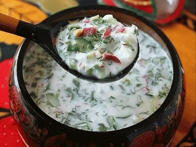 5 ВКУСНЕЙШИХ РЕЦЕПТОВ ОКРОШКИ! СОХРАНИ СЕБЕ. 
РЕЦЕПТ № 1 
(Окрошка на простокваше) 
Понадобится: на литр домашней простокваши - 3 яйца, 3 огурца, по 1 - 2 пучка укропа, петрушки, кинзы, зеленого лука, 1 долька чеснока, соль, перец. 
Приготовление: огурец и яйца мелко порезать, зелень мелко порубить, все ингредиенты добавить в простоквашу. Посолить, поперчить, для остроты добавить мелко-мелко порубленный чеснок. 
РЕЦЕПТ № 2 
(Окрошка овощная) 
Понадобится: на полтора литра домашнего кваса -