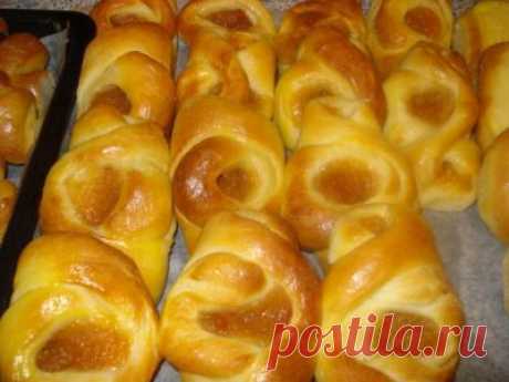Сахарные булочки и расстегаи с повидлом.