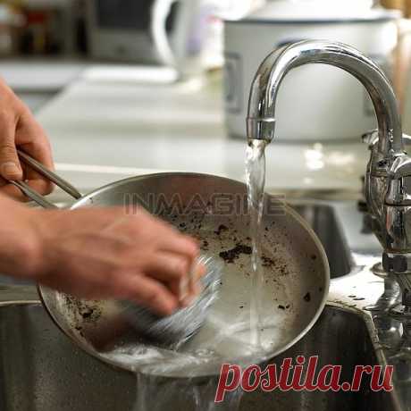 Как отмыть пригоревшую посуду?