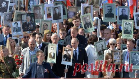 Путин возглавил шествие "Бессмертного полка" на Красной площади