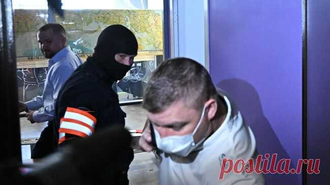 Силовики изымают документы в офисе Baza