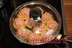 ГНЁЗДА - быстро, вкусно и очень просто.
На завтрак просто незаменимый рецептик.
- Берём лапшу гнёзда, укладываем в сковороду.
- Затем сверху каждого 