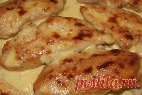 Куриная грудка запеченная в кефире.

Настоящая вкуснятина!

Ингредиенты:
куриная грудка 500 гр;
кефир 1% 250 мл;
зубчик чеснока 3 шт;
специи по вкусу.

Способ приготовления:
Грудки промываем, разделываем на средние кусочки.
Чеснок нарезаем тоненько поперек. Отправляем в грудку.
Так же поступаем со специями.
Заливаем все кефиром, хорошо перемешиваем.
И отправляем в холодильник на час — полтора.
Затем ставим в предварительно нагретую духовку до 190 и запекаем 40 минут.

Приятного аппетита.