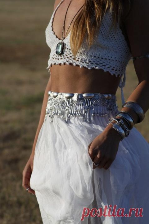 Море, солнце и бохо — популярные летние образы в деталях 
В последнее время стиль бохо в одежде просто бьет рекорды по популярности. 

Часто модницы комбинируют ковбойские сапоги с ультракороткими шортами, элементы стиля сафари с яркими туниками, украшенным…