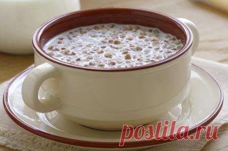 Гречка с кефиром : польза и метод похудения Гречка и кефир являются полезными диетическими продуктами сами по себе, а в сочетании друг с другом имеют поразительный эффект!

Кефир с гречкой – полезные диетические продукты каждый в отдельности. А если употреблять их в пищу вместе, они будут способствовать не только оздоровлению организма в це