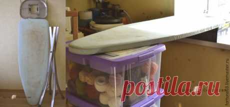 Метаморфоза гладильной доски, или Новый образ такого нужного аксессуара Моя гладильная доска — пенсионерка с кучей проблем, а тут еще и опора рухнула. Кое-как приспособилась, но что это за жизнь... Вот я и решила, что надо бы реанимировать старушку. А то до такой жизни до…