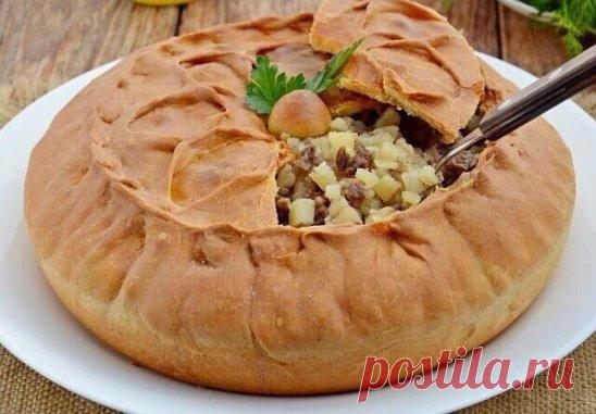 Татарский пирог зур бэлиш
Поделись с друзьями 
Ингредиенты: 
Мука — 450 г
Сметана — 150 г
Кефир — 150 г
Разрыхлитель — 1 ч. л.
Масло сливочное (для смазывания готового пирога) — 15 г
Соль — по вкусу
Картофель (чищенный) — 700 г
Лук репчатый — 200 г
Говядина — 600 г
Перец черный молотый — по вкусу
Бульон говяжий — опционально