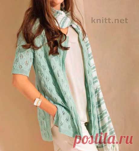 Вязаный свободный жакет мятного цвета Вязаный свободный жакет мятного цвета. Жакет выполнен узором из «листьев». Мягкие формы, струящиеся силуэты, эксклюзивная пряжа -все это весенняя вязаная