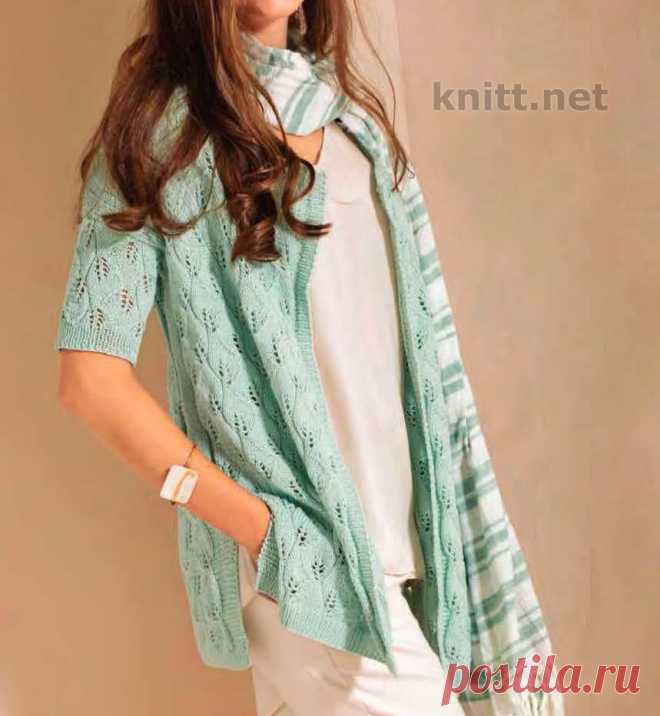 Вязаный свободный жакет мятного цвета Вязаный свободный жакет мятного цвета. Жакет выполнен узором из «листьев». Мягкие формы, струящиеся силуэты, эксклюзивная пряжа -все это весенняя вязаная