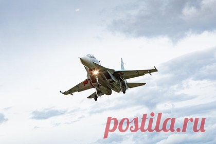В Сирии зафиксировали наведение истребителей США F-16 на российский самолет. Центр по примирению враждующих сторон в Сирии (ЦПВС) зафиксировал воздействие системами наведения истребителей F-16 на самолет Воздушно-космических сил (ВКС) России. Об этом сообщил замглавы ЦПВС контр-адмирал Олег Гуринов. Он отметил, что воздушное судно совершало плановый полет вдоль южной границы Сирии.