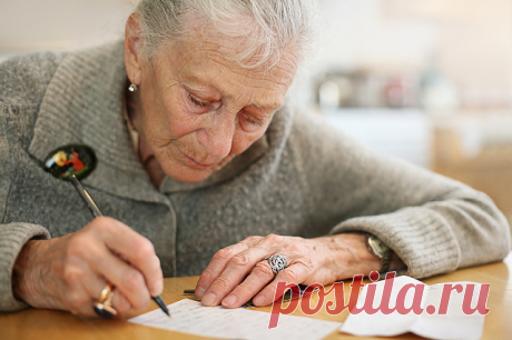 ПИСЬМО, НАПИСАННОЕ 83 ЛЕТНЕЙ ЖЕНЩИНОЙ, ДЛЯ СВОЕЙ 60 ЛЕТНЕЙ ПОДРУГИ. ЕГО СТОИТ ПРОЧИТАТЬ КАЖДОМУ!!! 
Дорогая Берта! 
Сегодня мне 83, и я хочу поделиться с тобой одной важной мыслью, 
которую узнала за жизнь. Тебе сейчас 60, и я была бы счастлива, если бы кто-то отправил мне такое письмо 23 года назад… 
Сейчас я все чаще читаю – и все реже вытираю пыль. 
На даче я часами могу сидеть на крыльце и наслаждаться видом – мне теперь плевать, что на грядке сорняки. Я все еще работа...