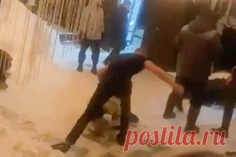 Охранники российского ночного клуба зверски избили посетителей и попали на видео. В Каменске-Уральском Свердловской области охранники ночного клуба Joy зверски избили ногами посетителей. Потасовка попала на видео. На кадрах видно, как несколько человек в одинаковой темной одежде в российском городе избивают молодых людей, которые лежат на полу в беседке и не оказывают никакого сопротивления.