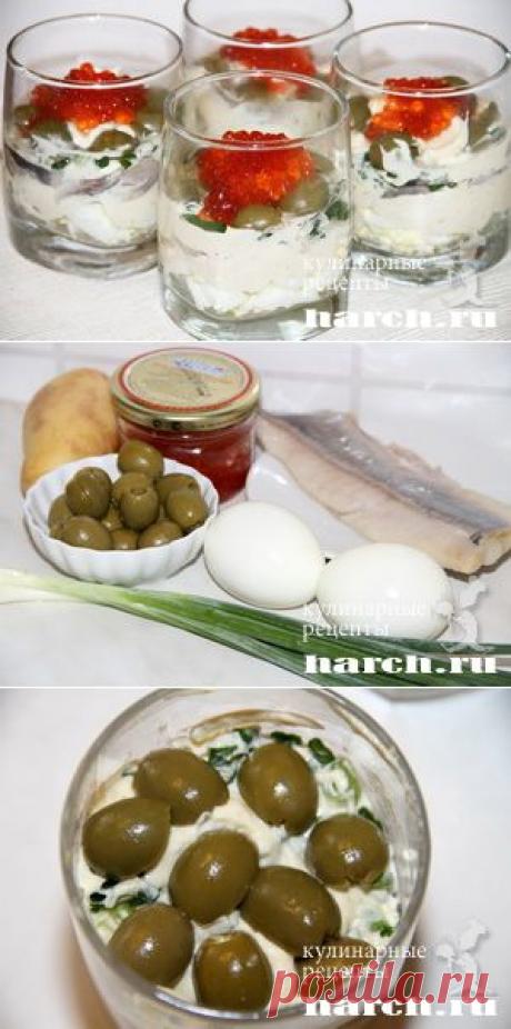 Салат в бокале с сельдью и красной икрой по-норвежски.