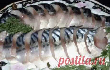 #рыба@club_vkus

Чудесная скумбрия по Мурмански
Очень вкусную рыбка хранится долго!
Продукты:
Скумбрия - 1,5 кг
лавровый лист - 2 шт
чеснок - 2-3 зубчика
черный перец
горошек - 6-7 шт
соль - 2 ч. ложки
сахар - 1 ч. ложка
1) Перед засолом необходимо разделать тушку скумбрии. Аккуратно отсекаем голову в районе жабр и делаем разрез по спинному плавнику вдоль хребта так, чтобы не разрезать внутренности. Очистить брюшную полость. такой разрез тушки делается с двойной целью: во-...